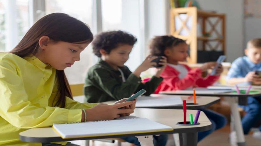 Finlandia prohíbe el uso de teléfonos móviles en colegios e institutos Finlandia prohíbe el uso de teléfonos móviles en colegios e institutos