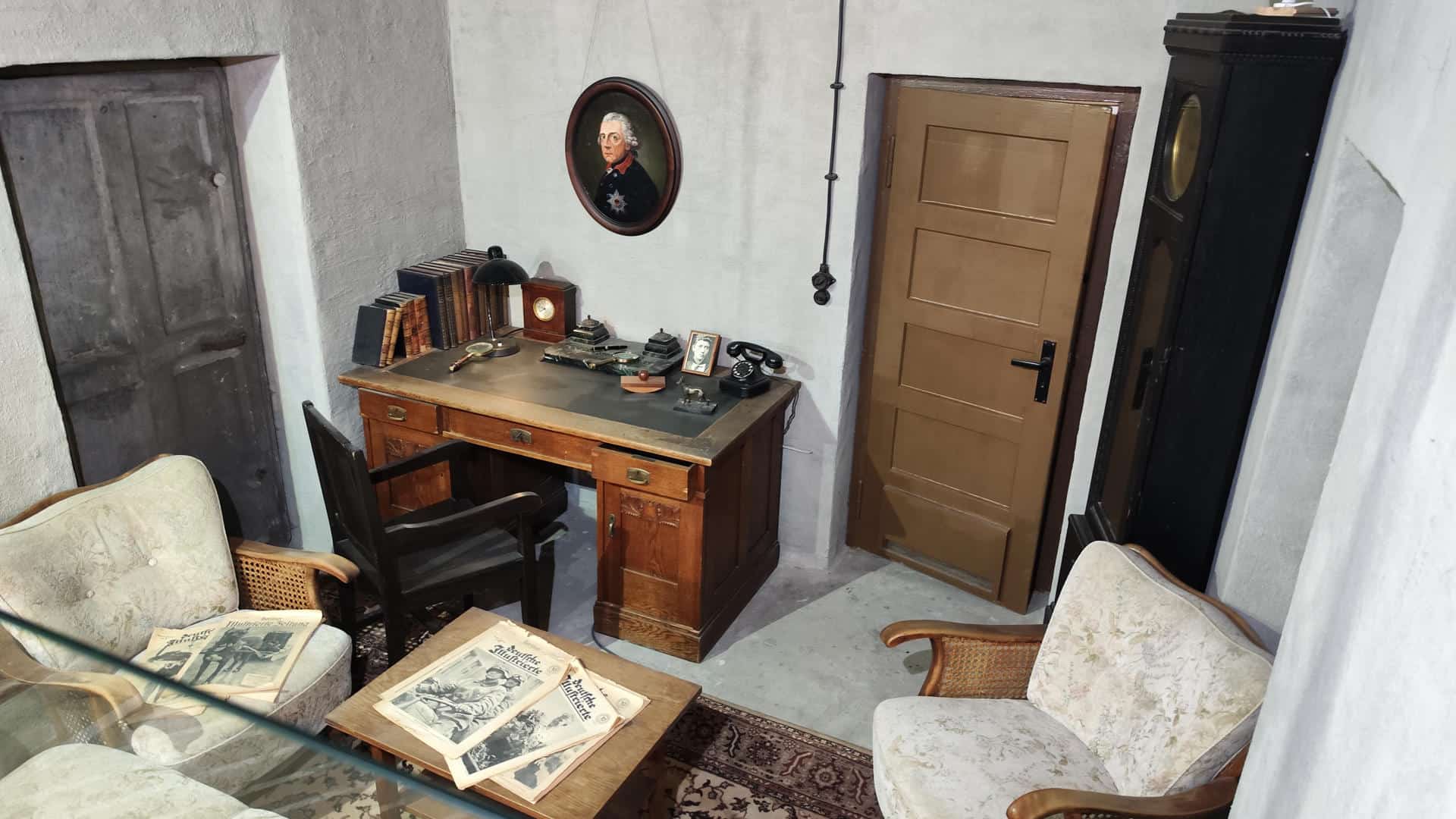 Reproducción histórica de una de las estancias de Adolf Hitler en el búnker berlinés en el que suicidó, parte de la exposición del Berlin Story GmbH. 