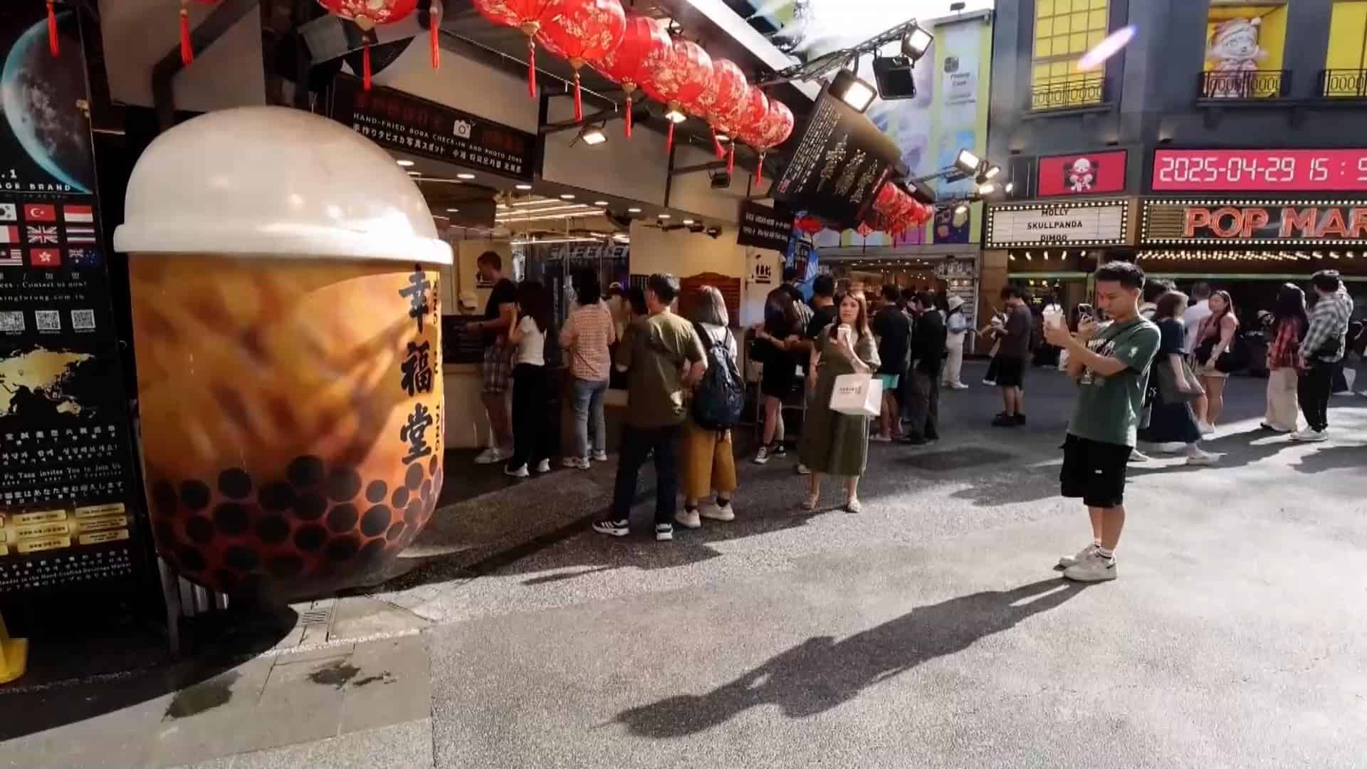 <br>La gente pasa junto a la tienda de té de burbujas Comebuytea en Taipei, Taiwán, el 30 de abril de 2025.