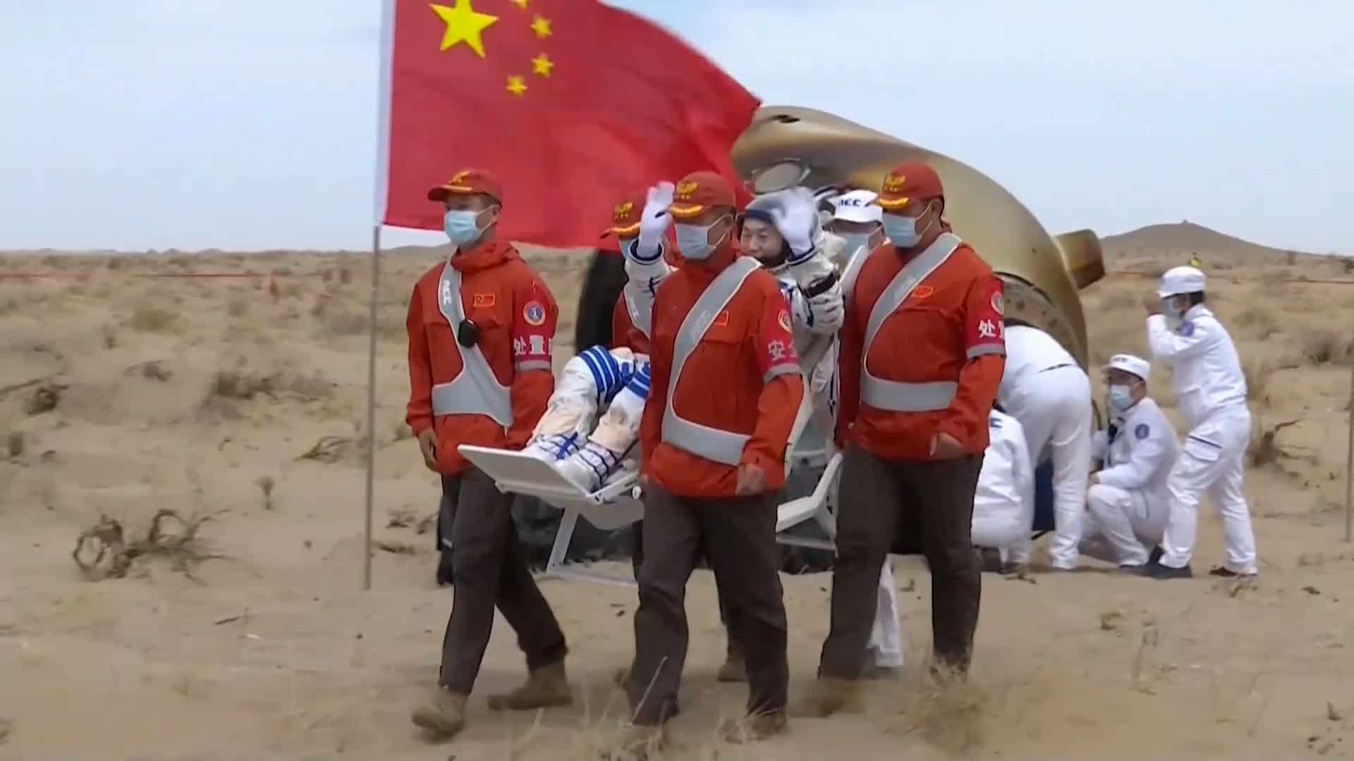 Los tres astronautas de la misión Shenzhou-19 regresaron al centro de aterrizaje Dongfeng en el desierto de Gobi, en la provincia septentrional china de Mongolia Interior.