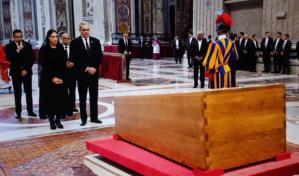 Abinader y Raquel rinden tributo al papa Francisco en el Vaticano