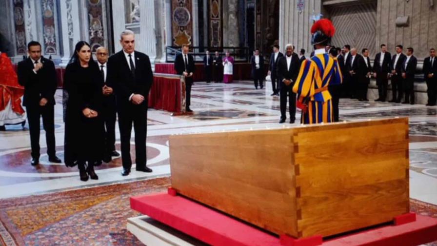 Abinader y Raquel rinden tributo al papa Francisco en el Vaticano Abinader y Raquel rinden tributo al papa Francisco en el Vaticano