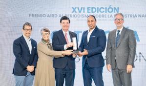 Pedro M. Sánchez, de Diario Libre, recibe el premio George Arzeno Brugal de la AIRD