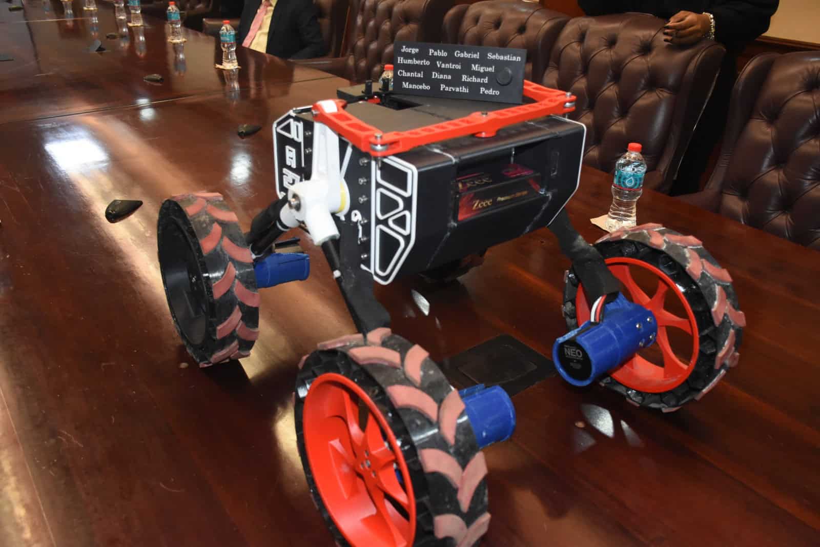 uno de los Robots con el que ganaron los seis premios en el Desafío Rover de Exploración Humana de la NASA