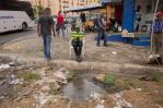 Arroyo de aguas negras inunda vía comercial en San Carlos