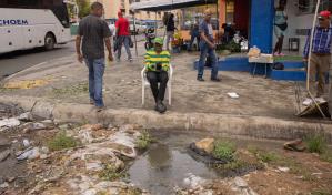 Arroyo de aguas negras inunda vía comercial en San Carlos