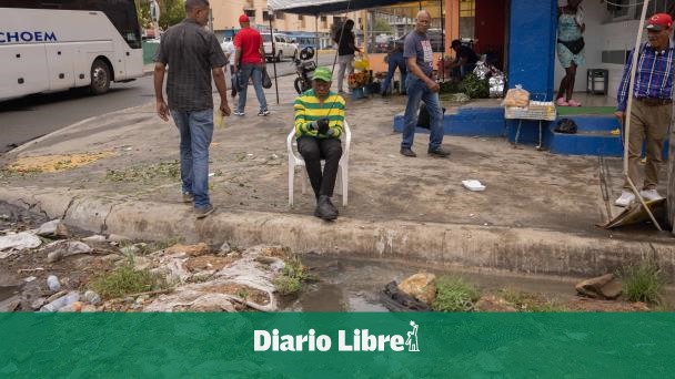 Cloaca desbordada afecta a comerciantes de el "Pequeño Haití"