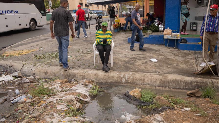 Arroyo de aguas negras inunda vía comercial en San Carlos Arroyo de aguas negras inunda vía comercial en San Carlos