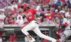 Elly de la Cruz estira a 13 su cadena de partidos pegando de hit