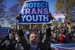 La agencia de salud de Trump recomienda terapia conductual para jóvenes transgénero