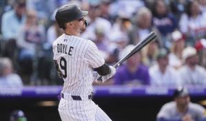 Rockies rompen racha de ocho derrotas, vencen 2-1 a Bravos con jonrón de Doyle y mejoran a 5-25