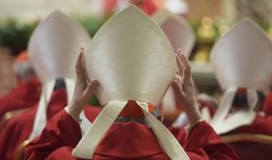 Cardenal en el cónclave pensó que el minibar era gratuito y armó una tertulia en la habitación