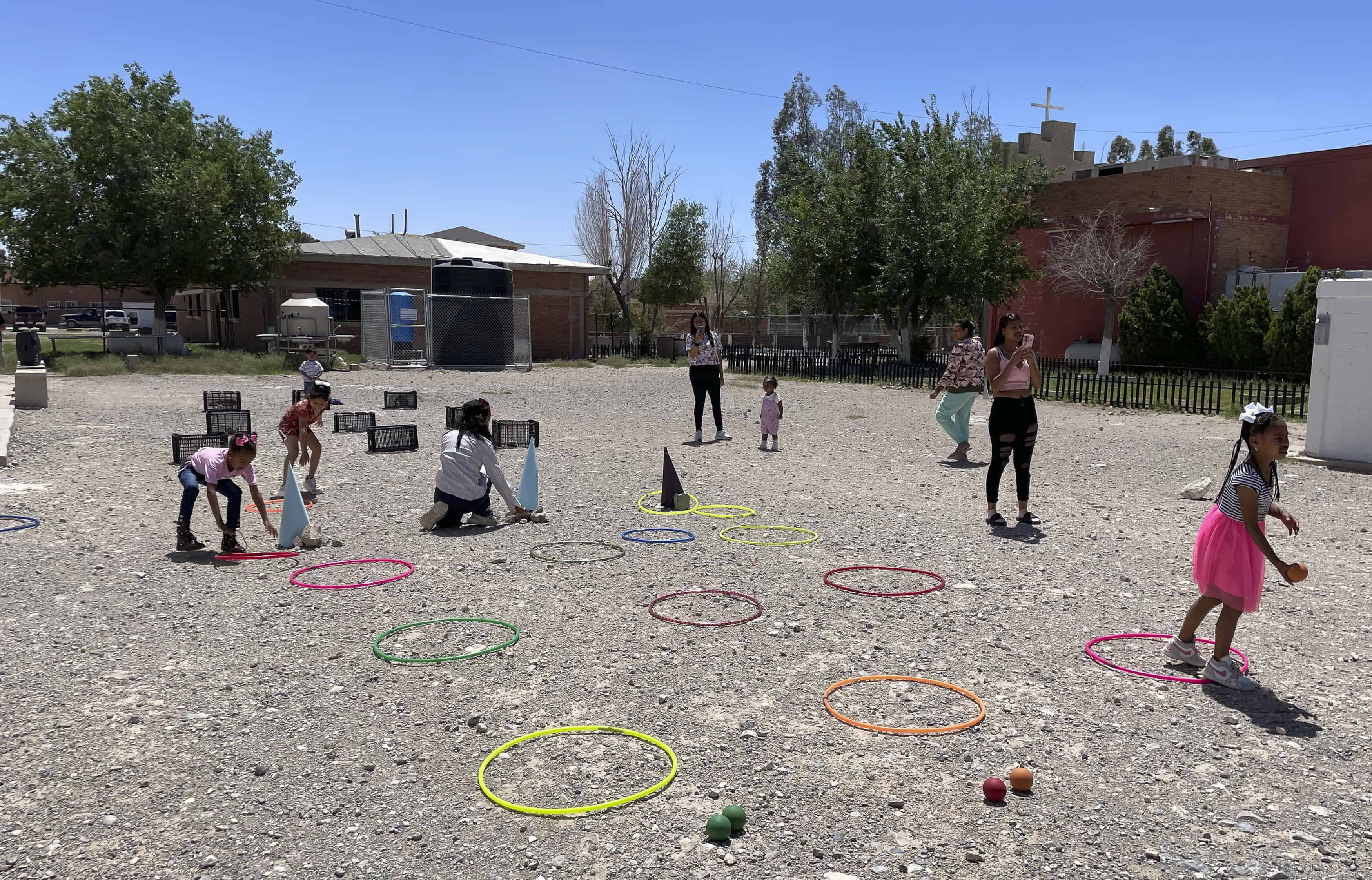 Unas mujeres juegan con niños en una celebración del Día del Niño este miércoles, en la Casa del Migrante "Almirante", en Ciudad Juárez (México).