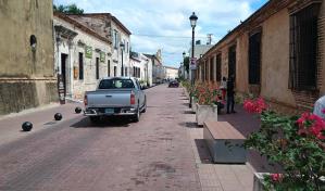Autoridades implementan control de parqueo en la calle Las Damas