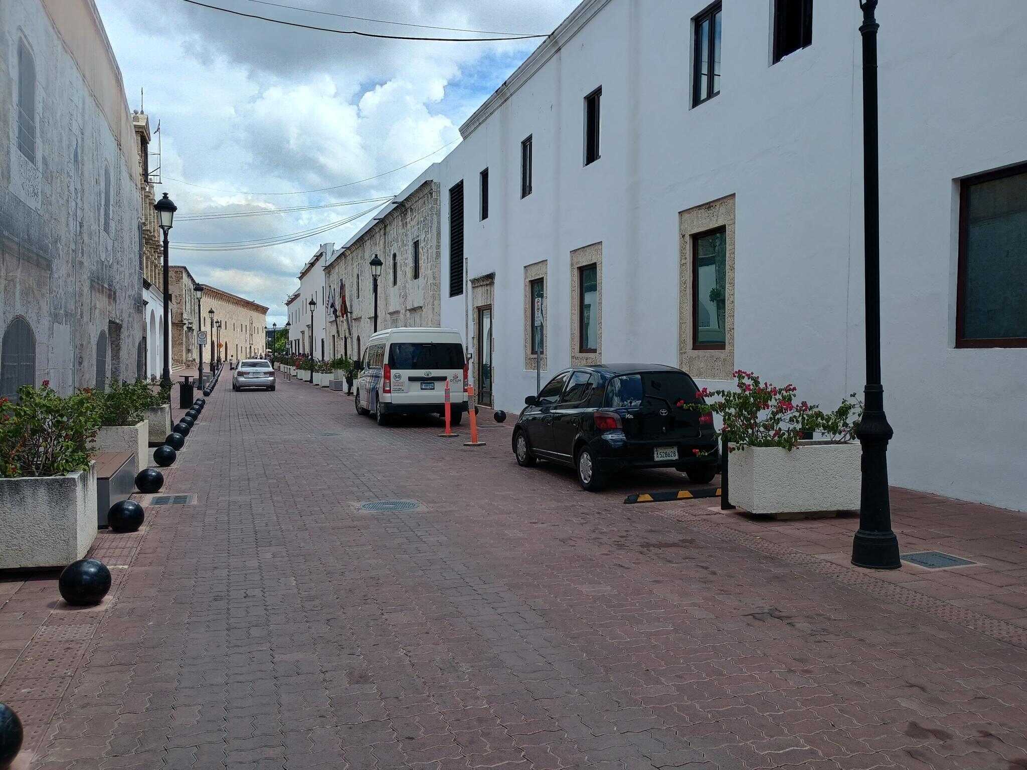 Solo dos vehiculos estuvieron estacionados en un área permitida.