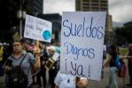 Trabajadores venezolanos protestan contra lo que consideran sueldos de hambre y miseria