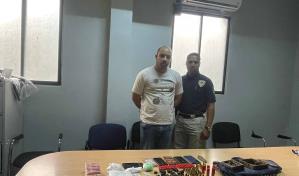 Arrestan a hombre acusado de dos homicidios y de poseer un arsenal ilegal en Santo Domingo Este Arrestan a hombre acusado de dos homicidios y de poseer un arsenal ilegal en Santo Domingo Este