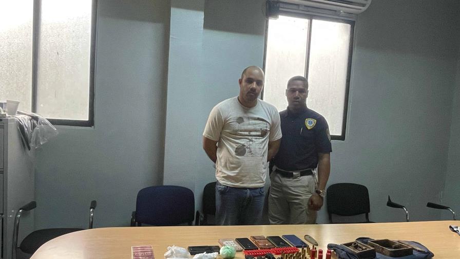 Arrestan a hombre acusado de dos homicidios y de poseer un arsenal ilegal en Santo Domingo Este Arrestan a hombre acusado de dos homicidios y de poseer un arsenal ilegal en Santo Domingo Este