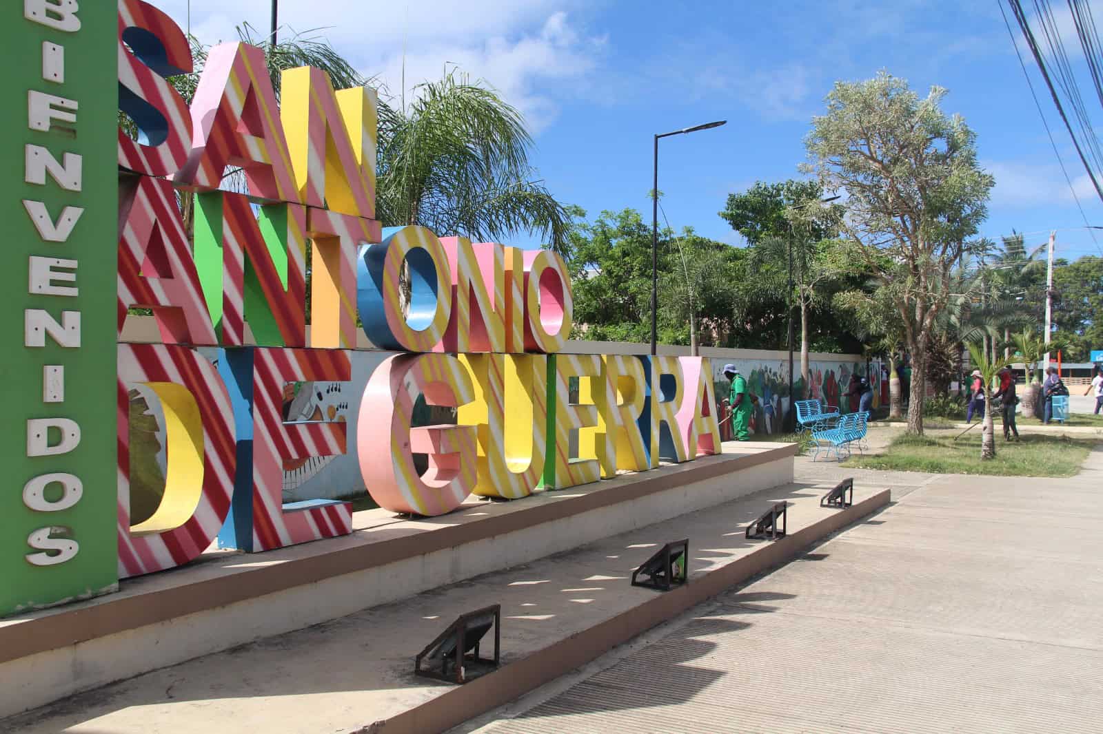 Se realizó labores de limpieza de áreas verdes en las inmediaciones del parque que da entrada el municipio.