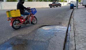 Denuncian fuga de agua en sector La Julia: se forma charco frente a la residencia de Hipólito Mejía