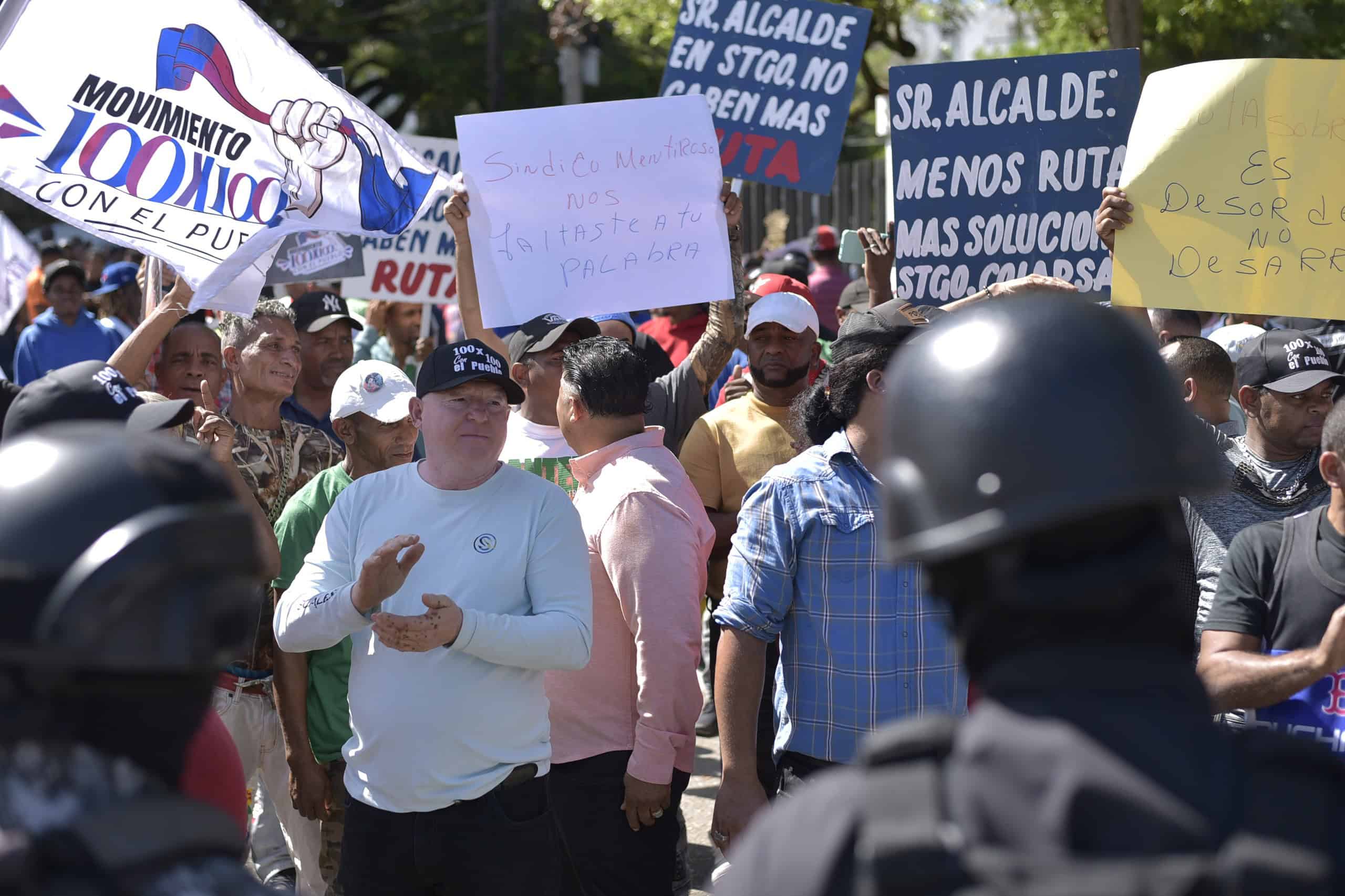 Organizaciones del transporte urbano durante una concentración este jueves frente a la Alcaldía de Santiago. 