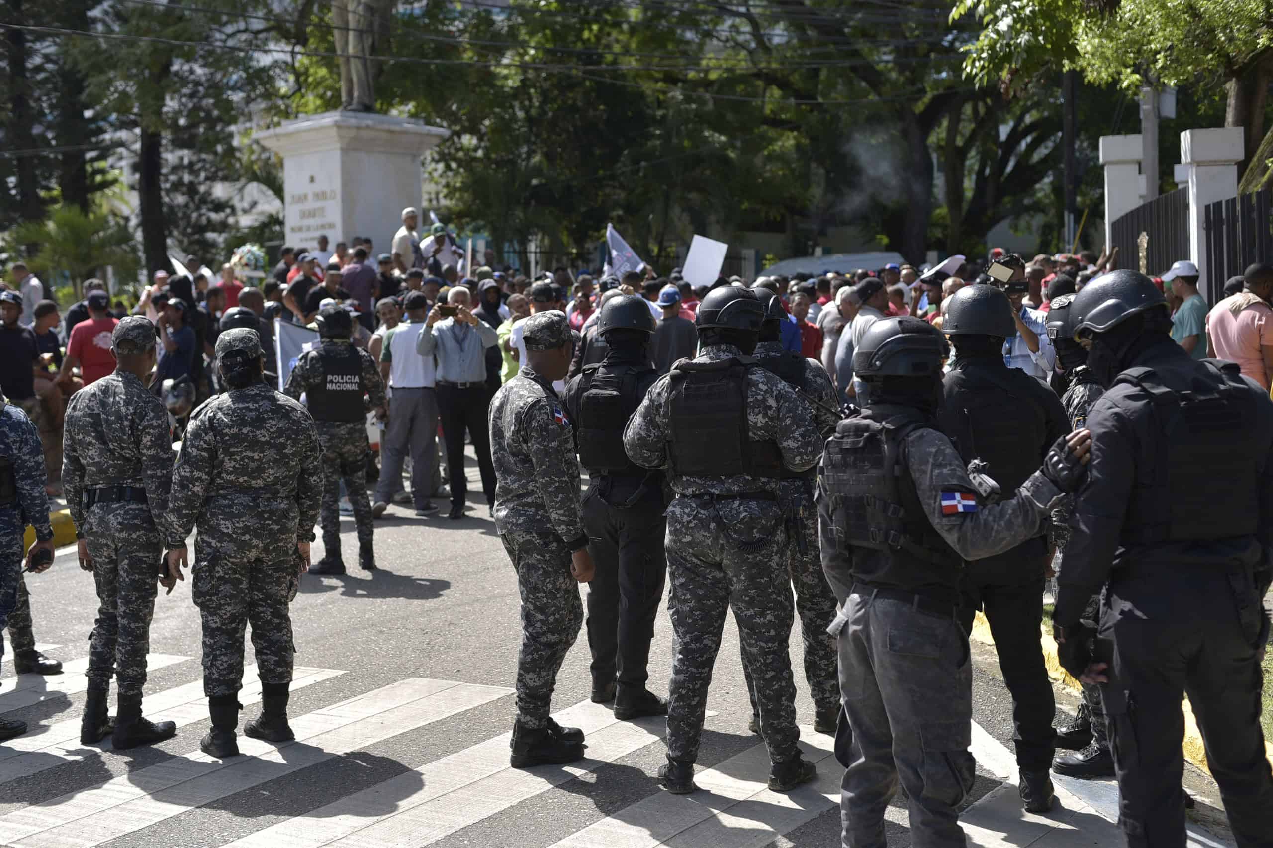 Presencia de agentes de la Policía Nacional durante concentración de choferes del transporte urbano frente a la Alcaldía de Santiago. 