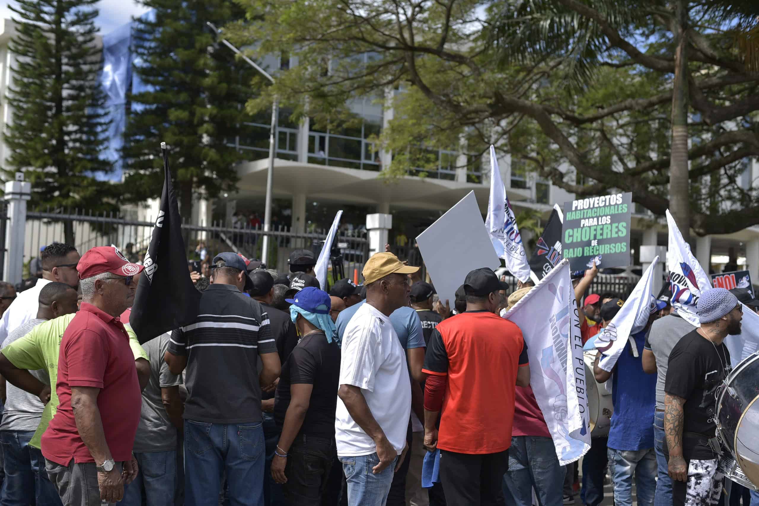 Choferes de varias organizaciones del transporte urbano durante una concentración este jueves frente a la Alcaldía de Santiago. 