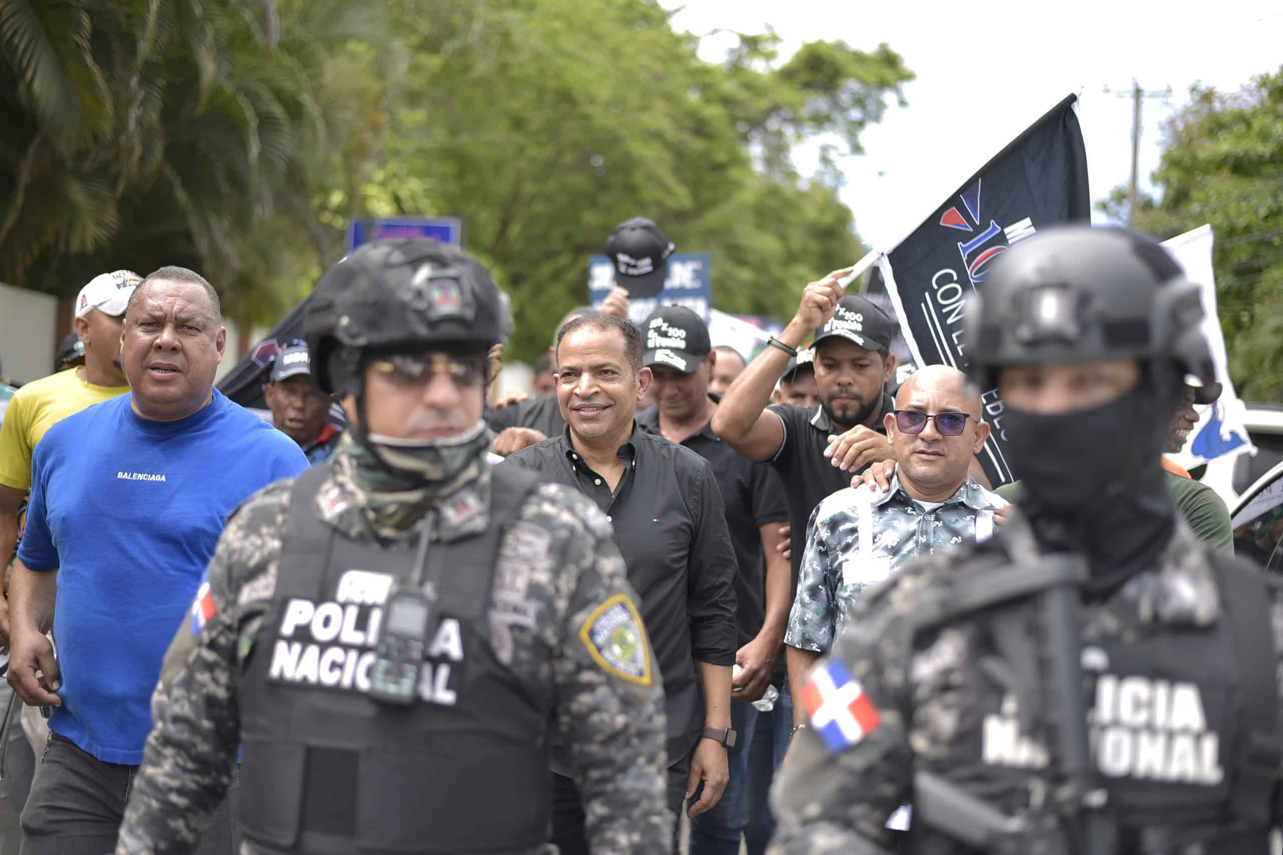Juan Marte, presidente de la Central Nacional de Trabajadores del Transporte (CNTT), durante la concentración realizada por choferes del transporte urbano en Santiago. 