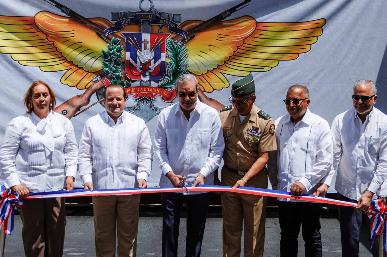 El presidente Luis Abinader (c) junto a varios funcionarios en el corte de la cinta para la inauguración de la planta de ensamblaje de ambulancias este jueves 1 de mayo de 2025.