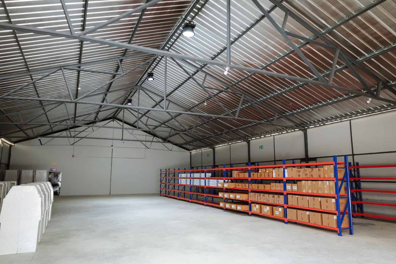 Almacén de  la planta de ensamblaje de ambulancias del Ejército.