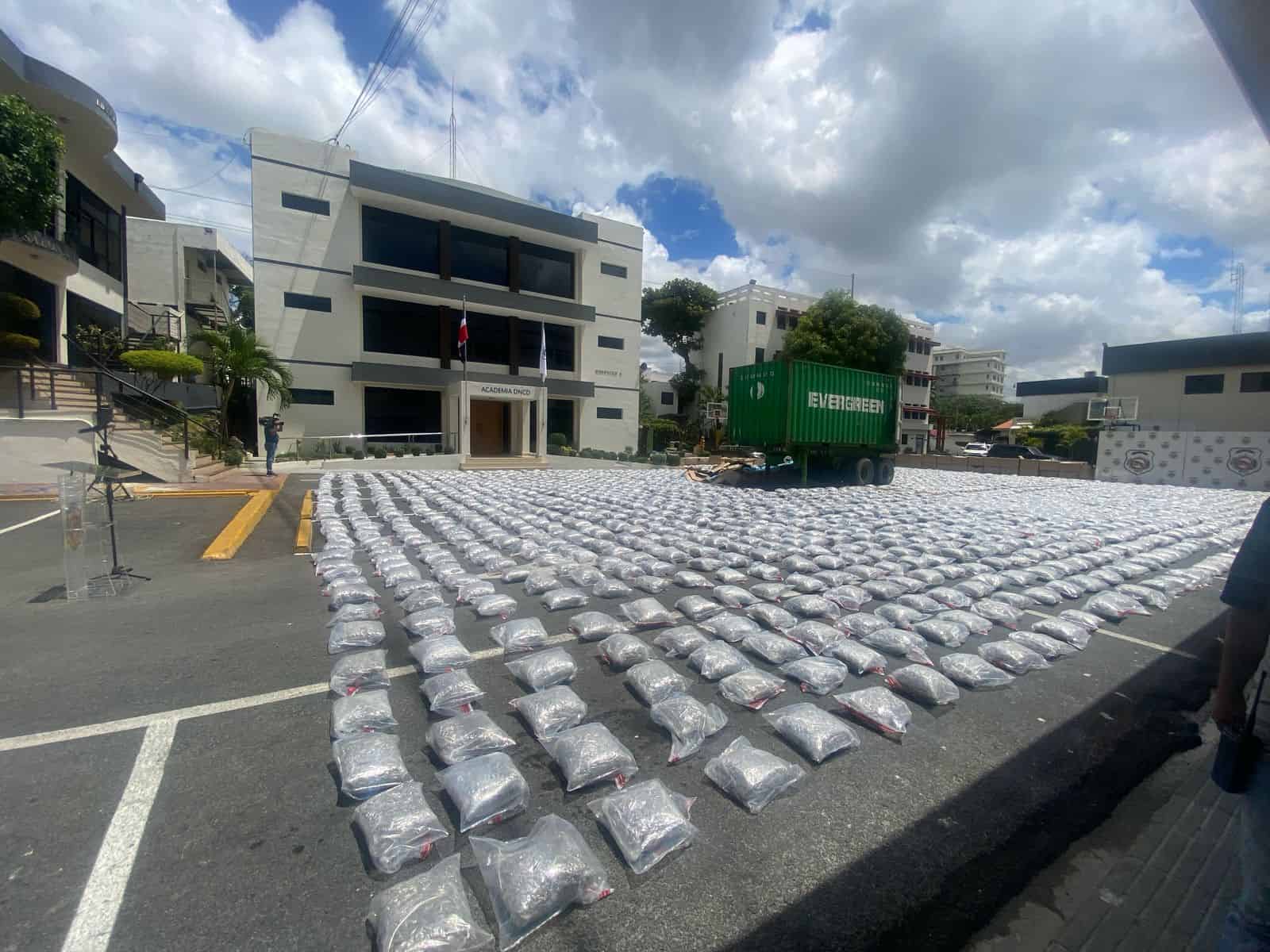 Más de 3,000 paquetes de marihuana incautados por la DNCD en el Puerto de Haina Oriental, procedentes de Guatemala.