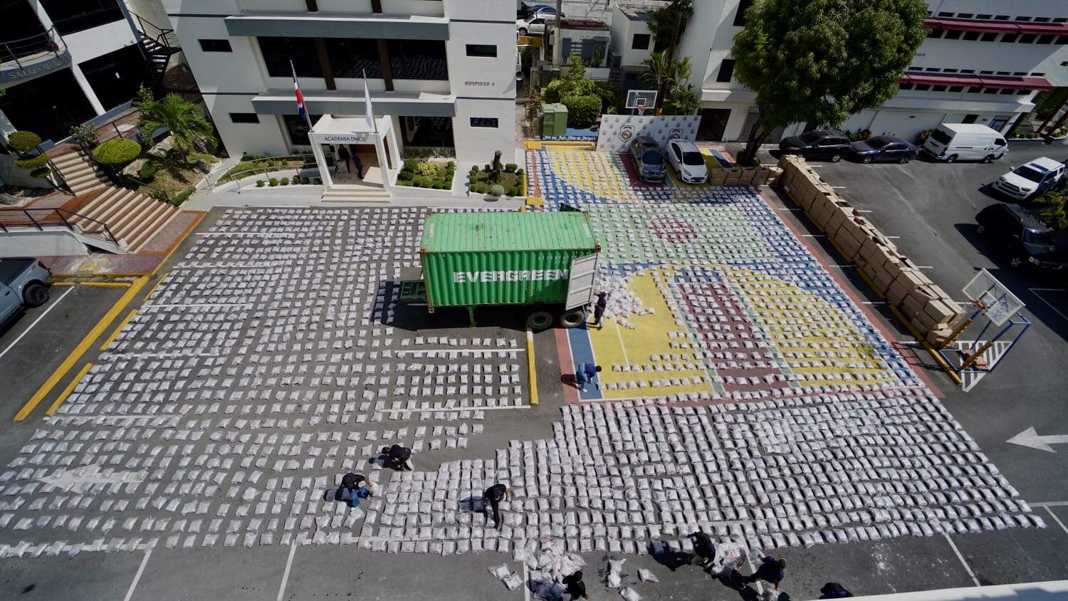 Fotografía aérea del cargamento de marihuana incautado por la DNCD en el Puerto de Haina Oriental.