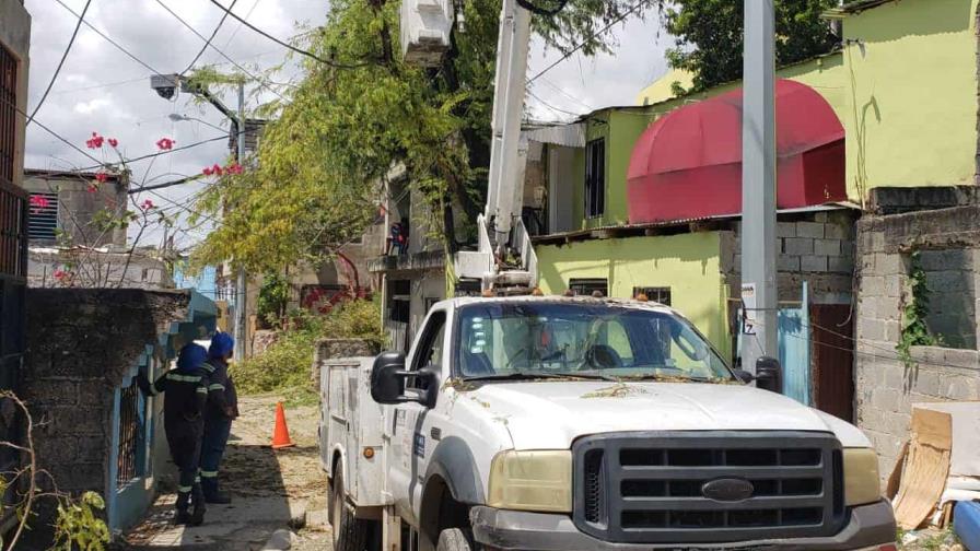 Edeeste retoma la rehabilitación eléctrica en Los Tres Brazos Edeeste retoma la rehabilitación eléctrica en Los Tres Brazos