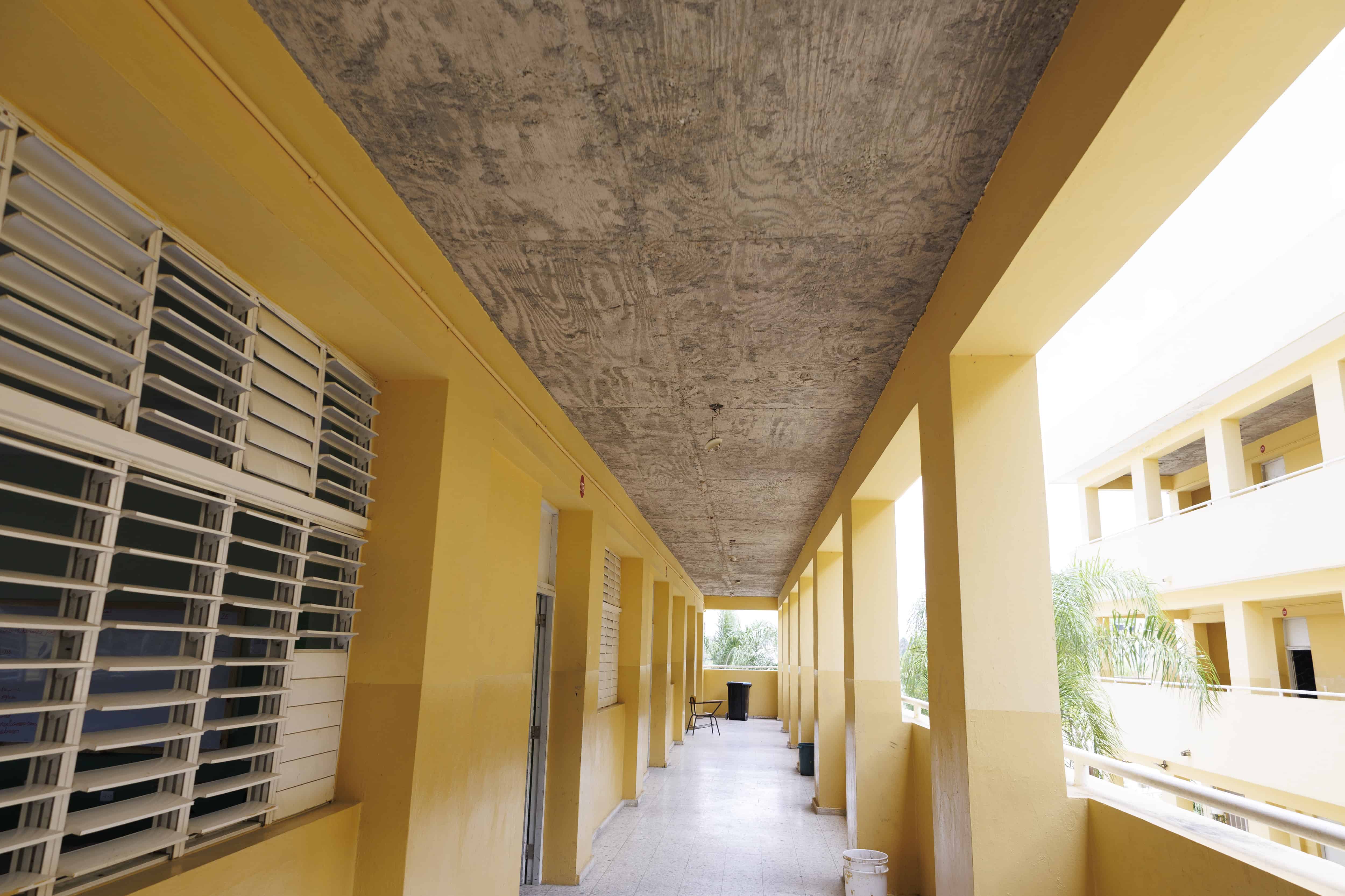 Los pasillos luego de retirado el concreto del techo.