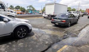 Colapso de cloaca frente al Darío Contreras causa problemas en el tránsito en Las Américas