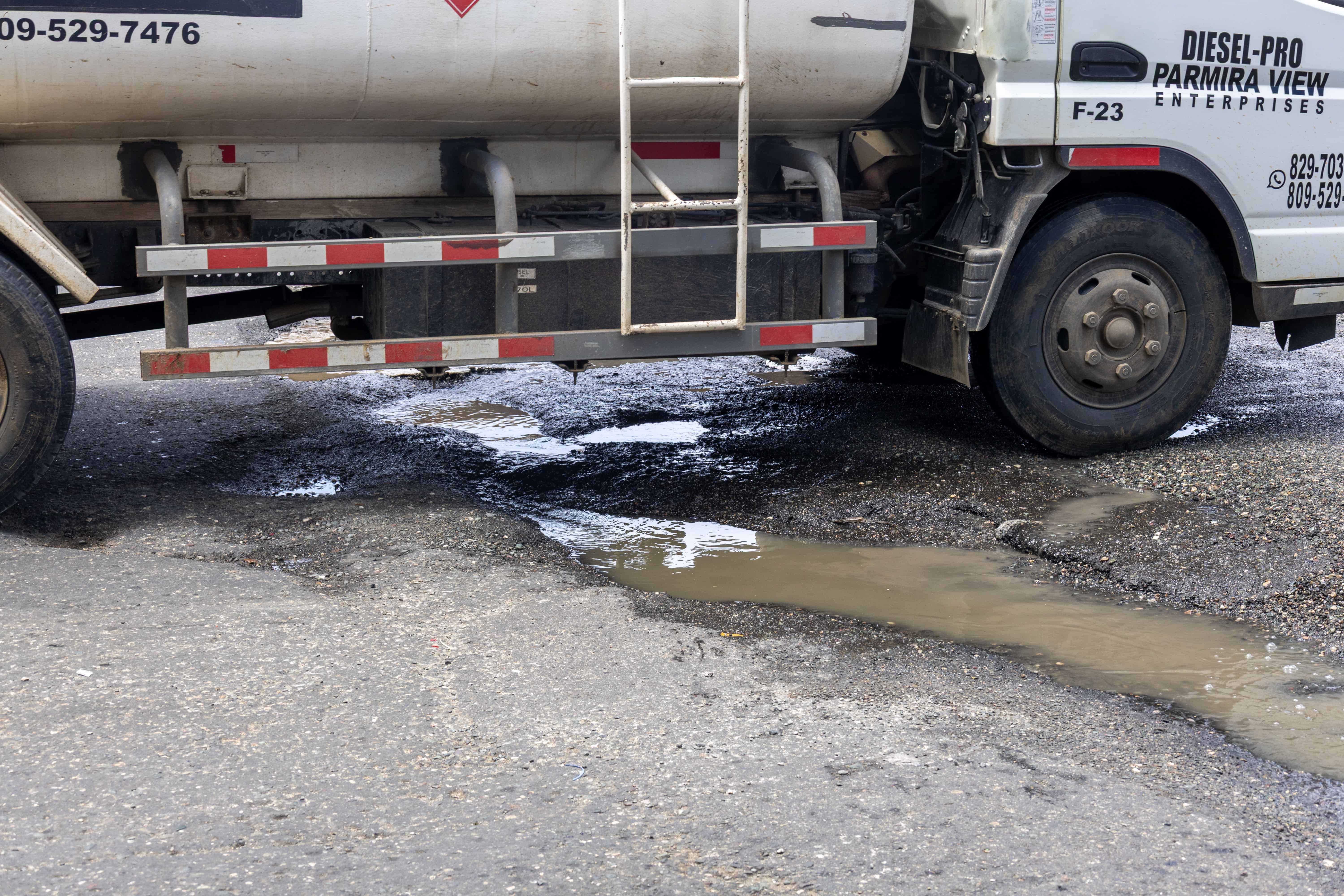 Los vehiculos transitan a baja velocidad por las zanjas, lo que genera tapones.