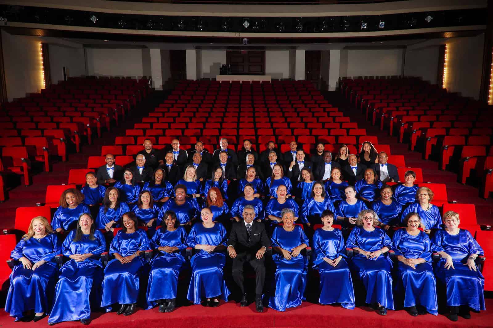 El Coro Nacional, bajo la dirección del maestro Elioenai Medina, y la Orquesta Sinfónica Nacional, conducida por el renombrado maestro José Antonio Molina.