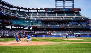 El Defensor del Pueblo lanzó la primera bola en el Citi Field