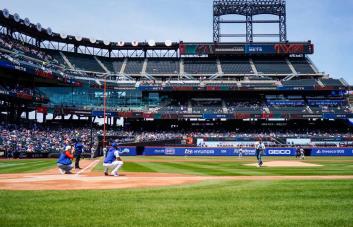 El Defensor del Pueblo lanzó la primera bola en el Citi Field
