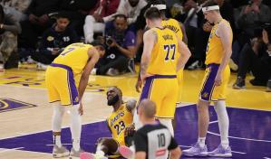 LeBron James se lesiona un ligamento de la rodilla en la derrota de Lakers ante Wolves, según AP