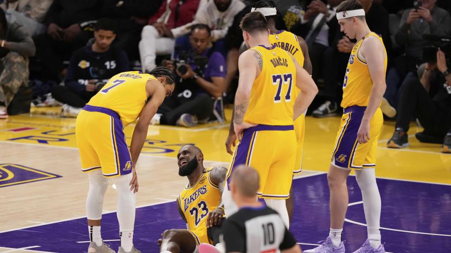 LeBron James se lesiona un ligamento de la rodilla en la derrota de Lakers ante Wolves, según AP LeBron James se lesiona un ligamento de la rodilla en la derrota de Lakers ante Wolves, según AP