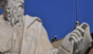 Bomberos del Vaticano instalan una chimenea en el tejado de la Capilla Sixtina antes del cónclave