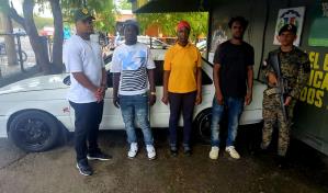 Detienen a dos dominicanos y un haitiano por transportar inmigrantes indocumentados en San Juan