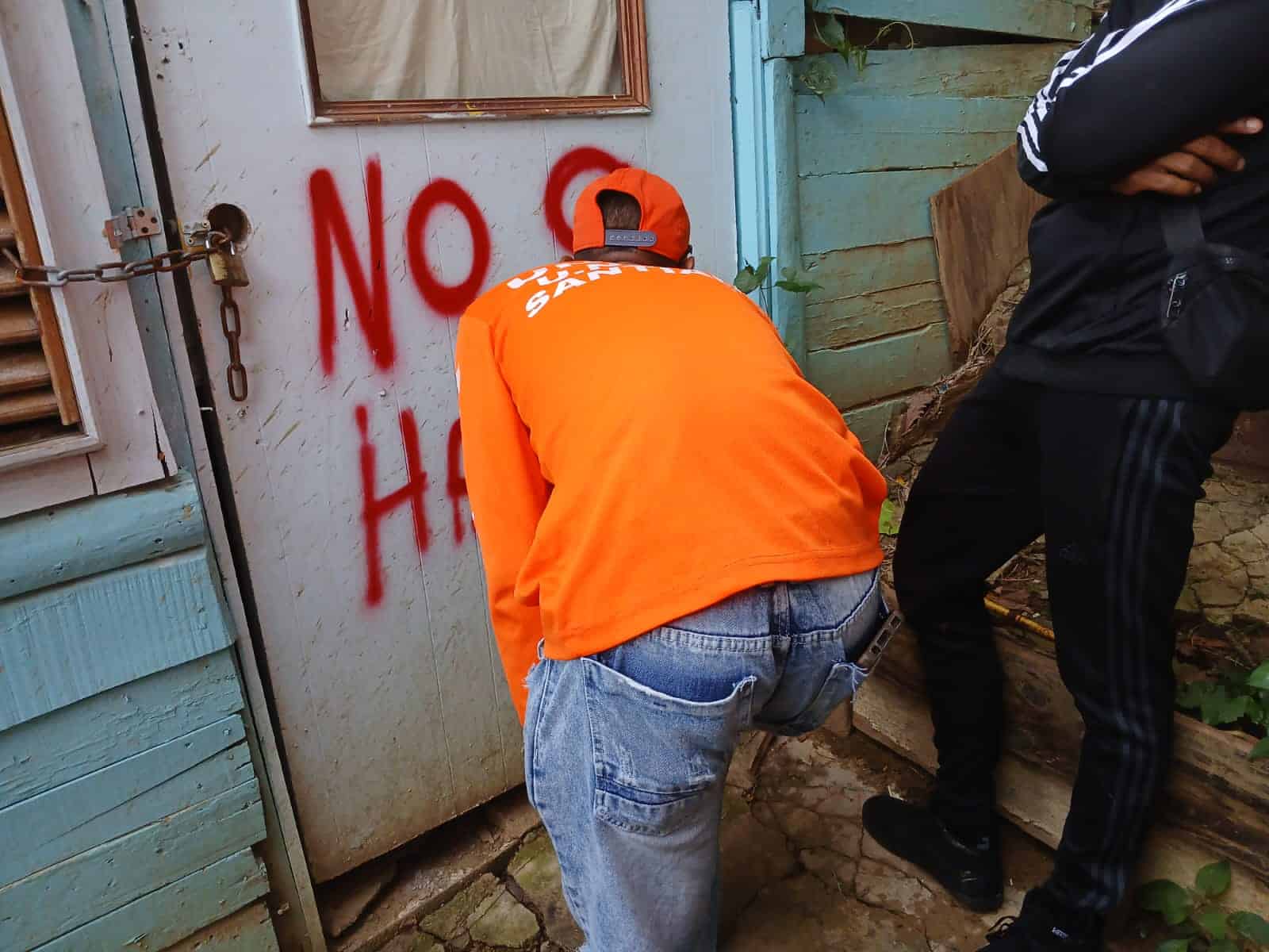 <font style=vertical-align: inherit;><font style=vertical-align: inherit;>Defensa Civil, colocando letreros de advertencia en las casas que corren el riesgo de derrumbe.</font></font>
