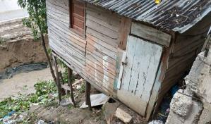 Seis familias evacuadas por riesgo de deslizamientos de tierra en Santiago