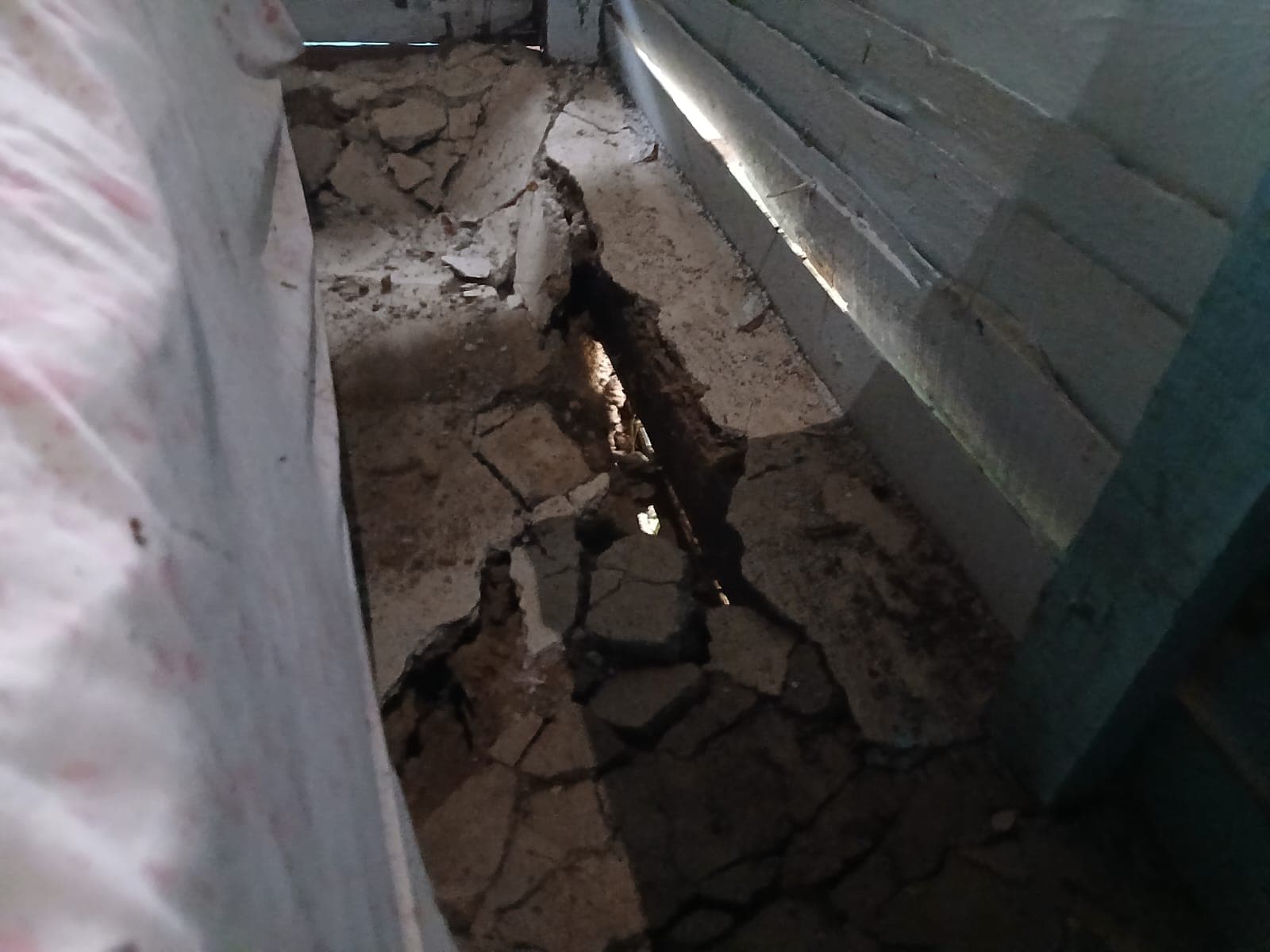 Una de las viviendas internas cuya familia fue reubicada debido al riesgo de deslizamientos de tierra en Santiago.