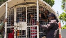 Migración interviene comercios de chinos en Santiago y detiene a 74 haitianos sin documentos