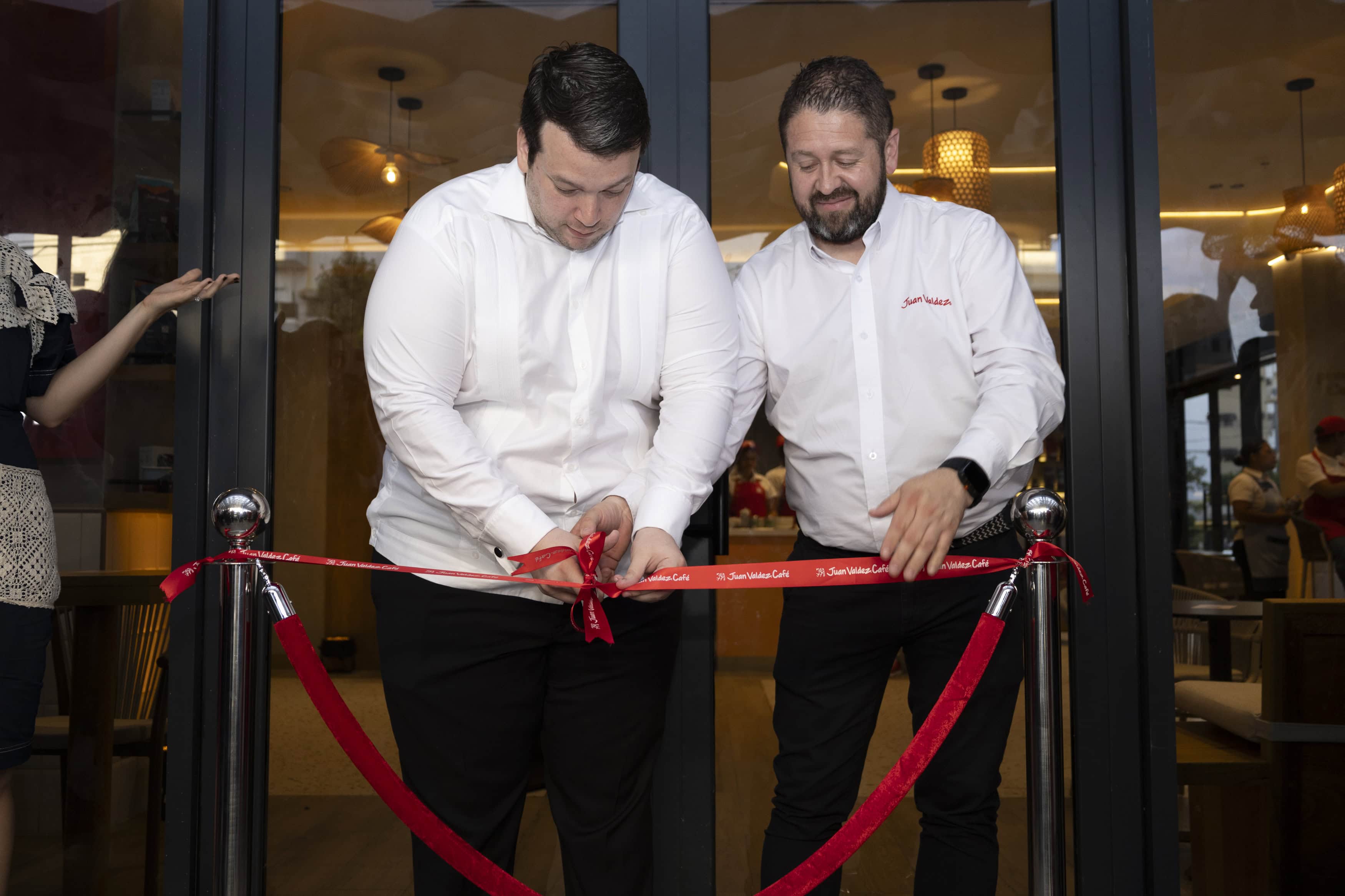 Alberto Jiménez y Mauricio Guerrero, durante el corte de cinta.