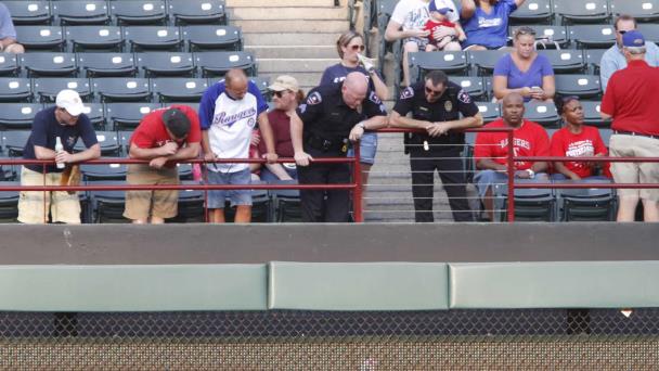 Tras aterradora caída de fanático en Pittsburgh, Grandes Ligas revisan medidas de seguridad