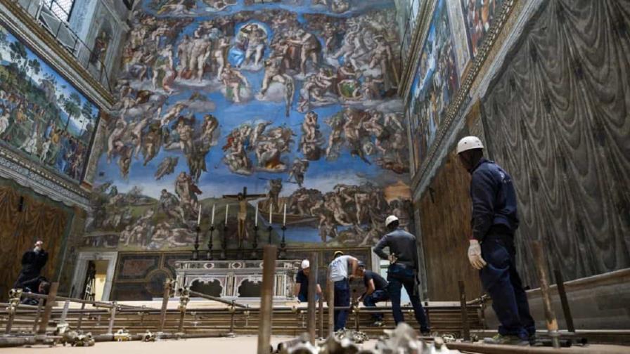 Trabajadores del Vaticano instalan la estufa donde se quemarán los votos durante el cónclave Trabajadores del Vaticano instalan la estufa donde se quemarán los votos durante el cónclave